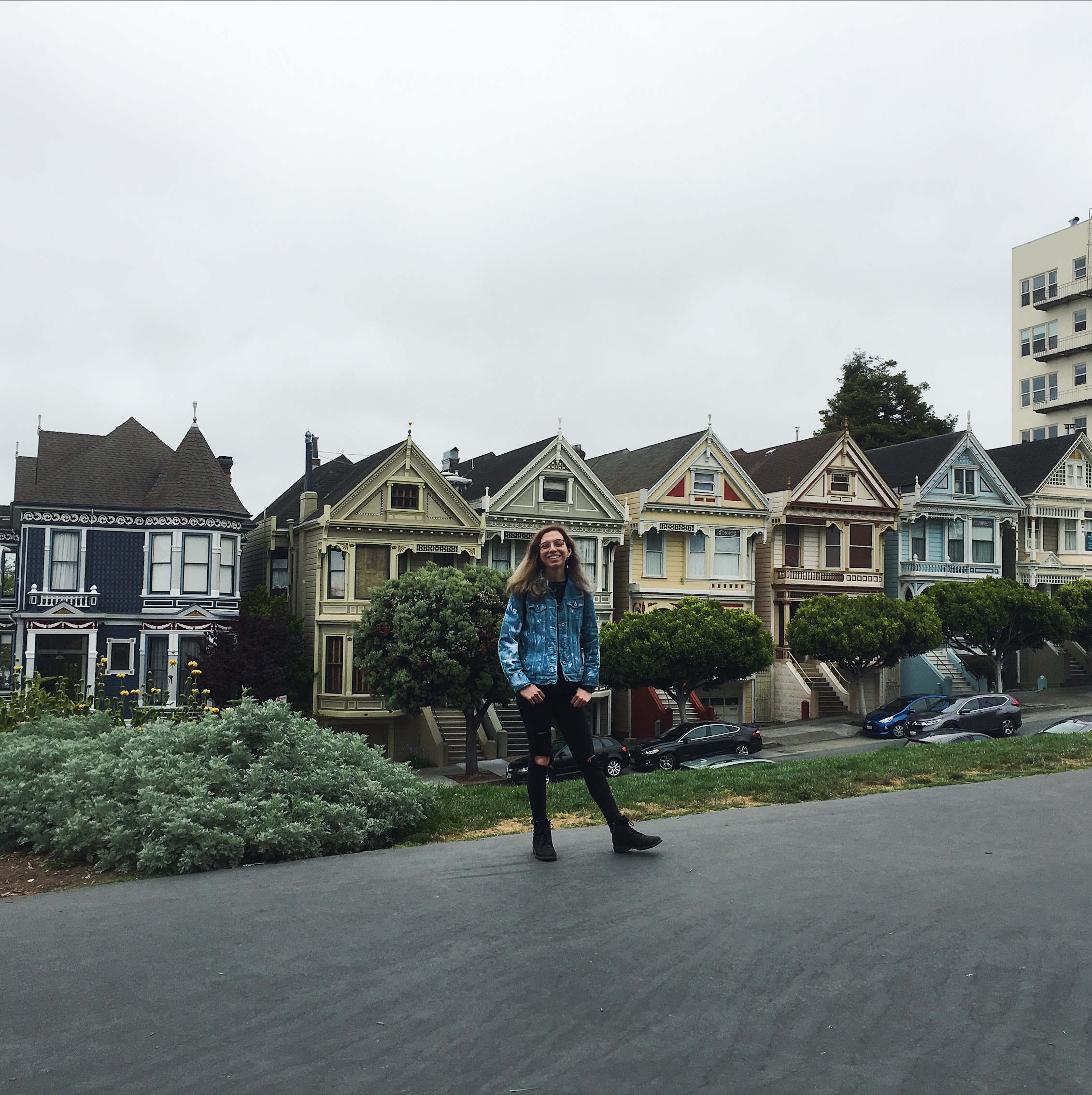 beatrix-in-front-of-the-painted-ladies-in-san-francisco